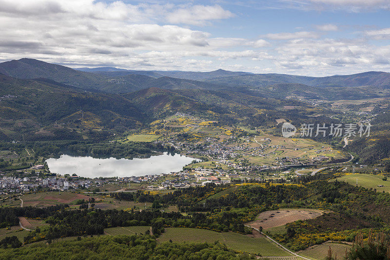 A Rua镇的全景，San Martiño del里约热内卢Sil Valdeorras地区加利西亚西班牙